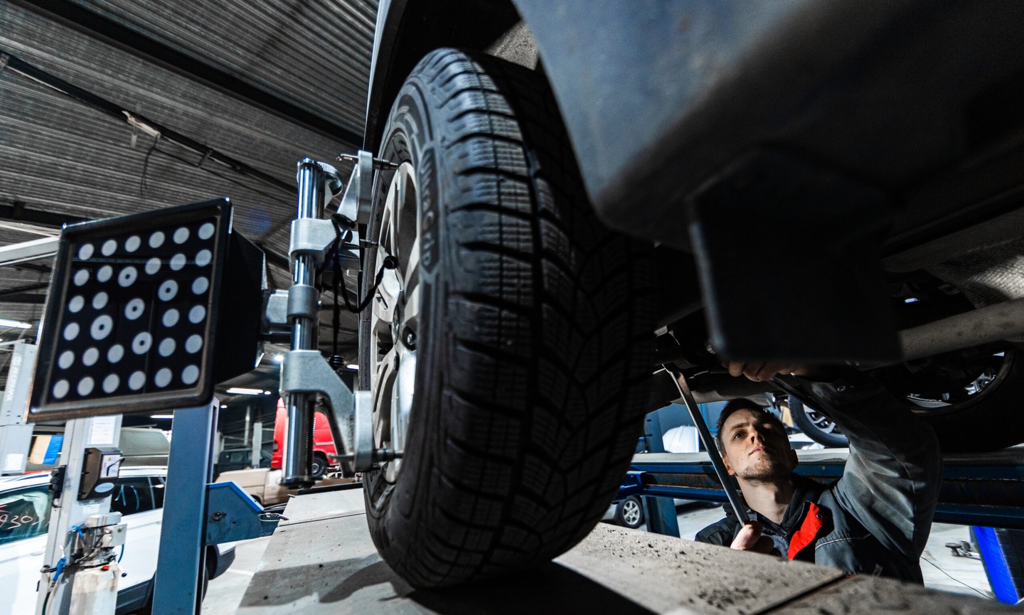 Camber adjustment 11